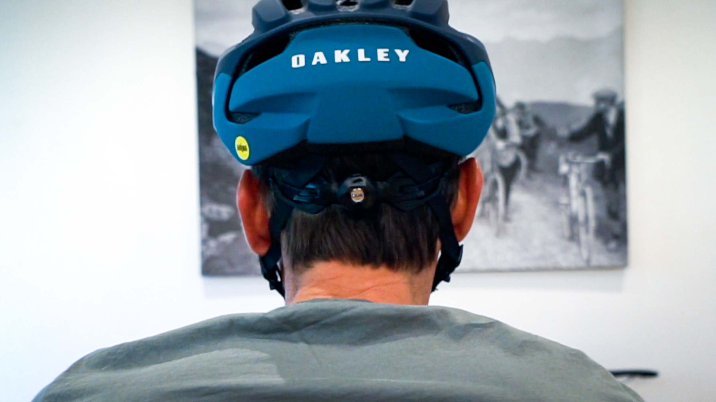 Oakley ARO3 helmet unboxing / review: first look, fitting and matching with  sunglasses - Ride Media